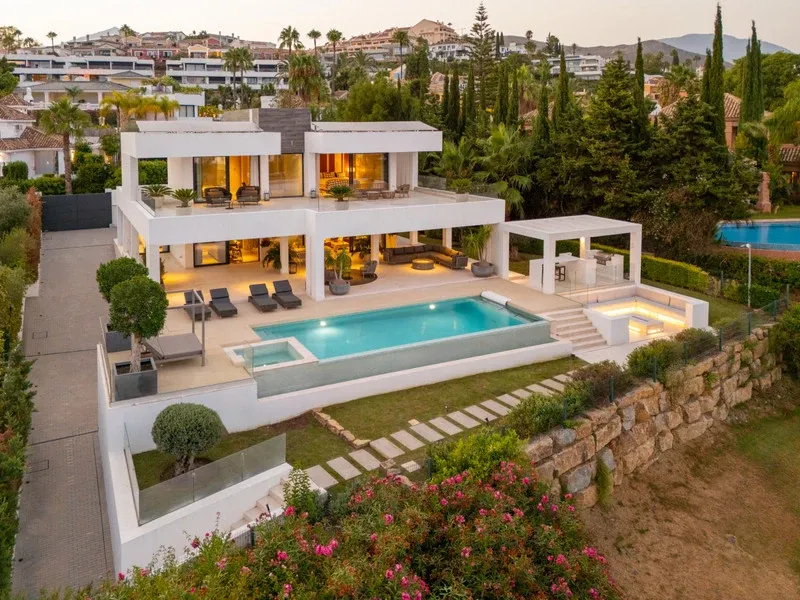 Contemporary villa in Nueva Andalucía